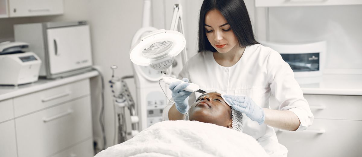 Paciente recibiendo un tratamiento facial