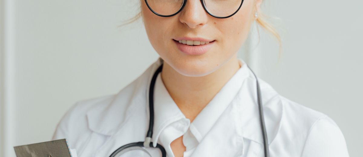 Recepcionista de clínica dental atendiendo una llamada con la agenda abierta