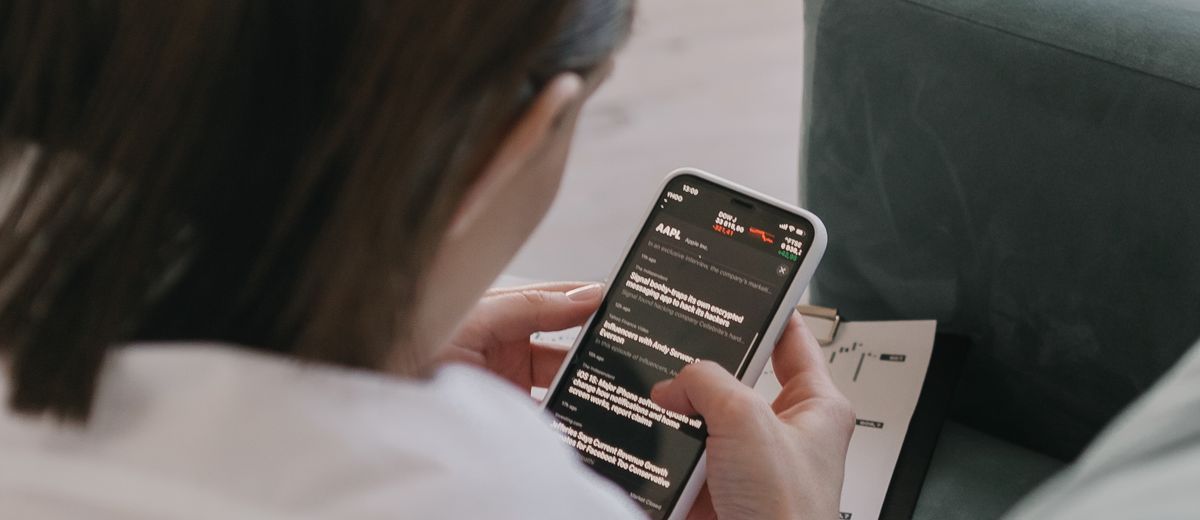 Mujer usando el móvil para redes sociales