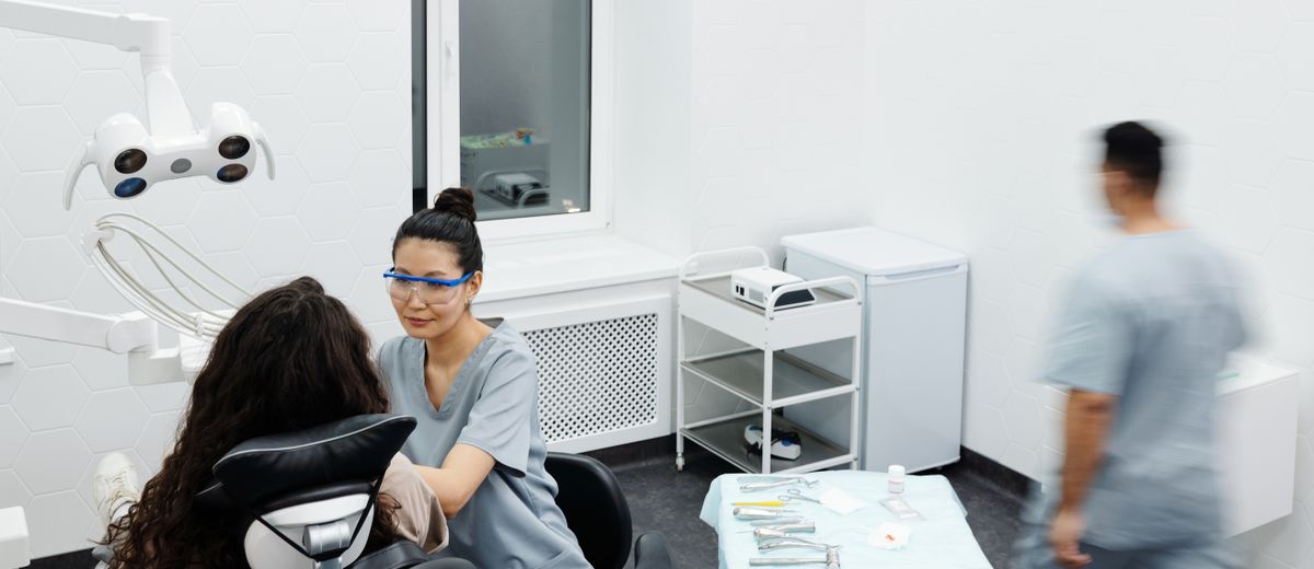 Dentista atendiendo a una paciente