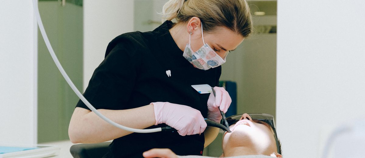 Odontólogo en primera consulta con paciente en clínica dental