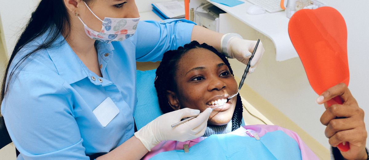Dentista revisando protocolo escrito en consulta dental