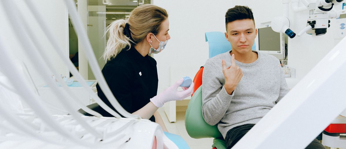 Paciente saliendo de consulta dental, primera visita