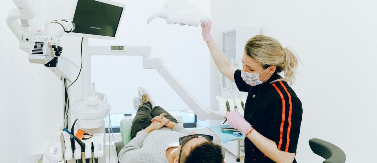 Clínica dental con paciente en tratamiento de implante